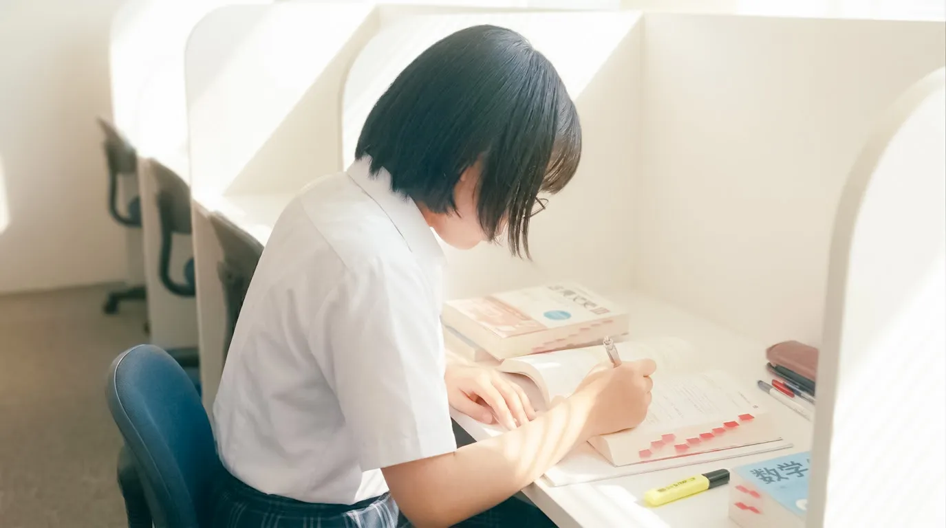 高校生が学ぶ様子